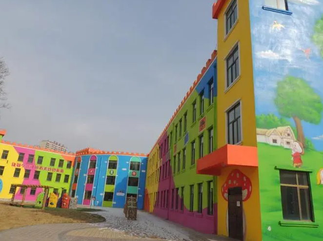 幼儿园关停潮:出生率下降引发教育变革的危机与机遇