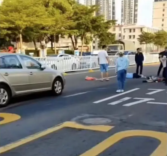 湛江一轿车在学校门口撞倒多名学生，目击者称车速过快，没有减速