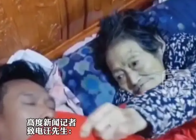 母亲去世前一晚跟儿子同睡，费力伸手给儿子盖被子：最后一次疼你