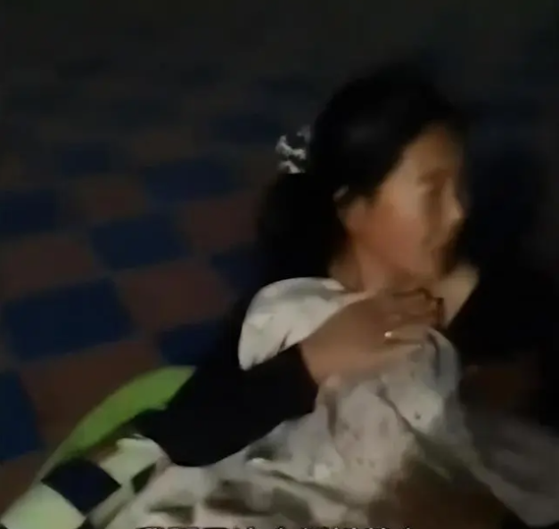 女子抱娃裹被室外避险浑身发抖