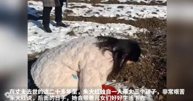 劳荣枝终获伏法，小木匠妻儿坟前祭拜，曾经的磨难，誓言美好未来