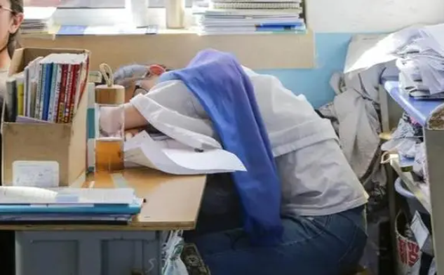 孩子发烧头都抬不起来，家长被通知接走发烧孩子后大怒，还要投诉