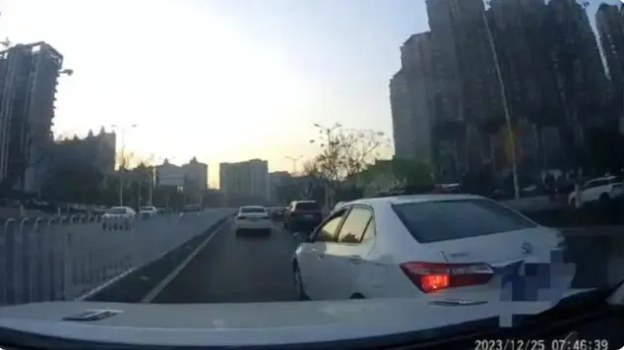 交警回应载孕妇车辆遭多次恶意别车