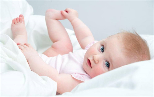 响应政策号召，武汉江滩雕塑一家三口变五口，一孩变三孩