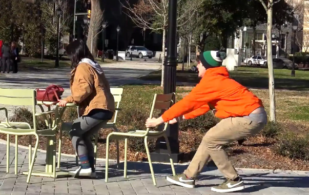 男大学生抽走女同学板凳致其骨折,伤者:对方拒绝赔偿,也无道歉