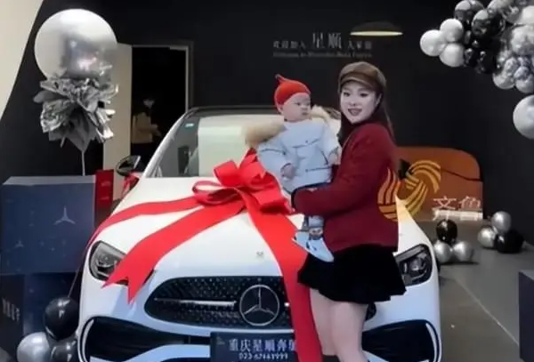 小姑子帮哥嫂带娃一年，哥嫂送一辆大奔，网友：全网混得最好德华