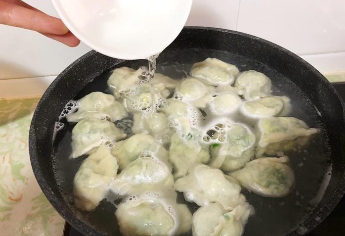情侣因煮饺子时要不要加水发生争论，煮饺子，到底加不加水？