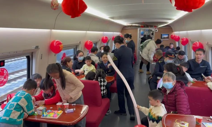 高铁有遛娃车厢了,网友:这波暖到了!