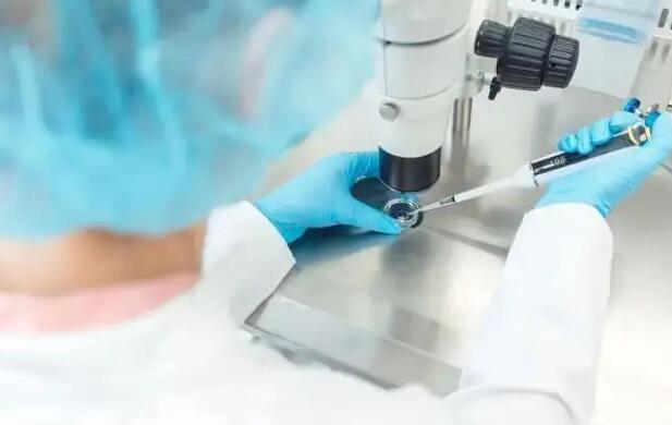 女性有轻微腺肌症，去美国做试管婴儿可以怀孕吗？