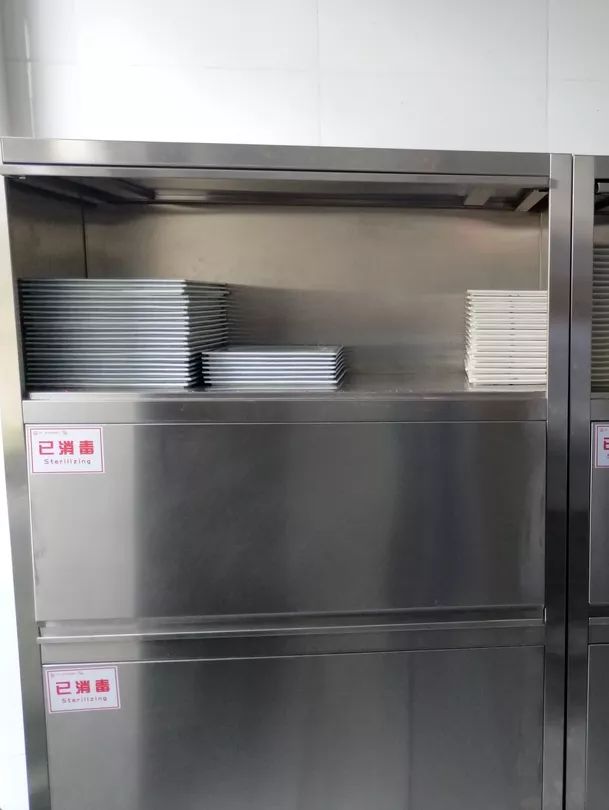 当宝宝第一次走路时,他们或许会感到迷茫和不安。然而,在父母的陪伴和关爱下,他们最终会克服困难,实现这个重要的里程碑。