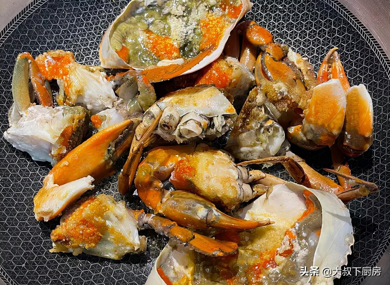 宝宝指甲出现白色横线，这些可能是由多种因导致的，要解决它们需要对症下药。